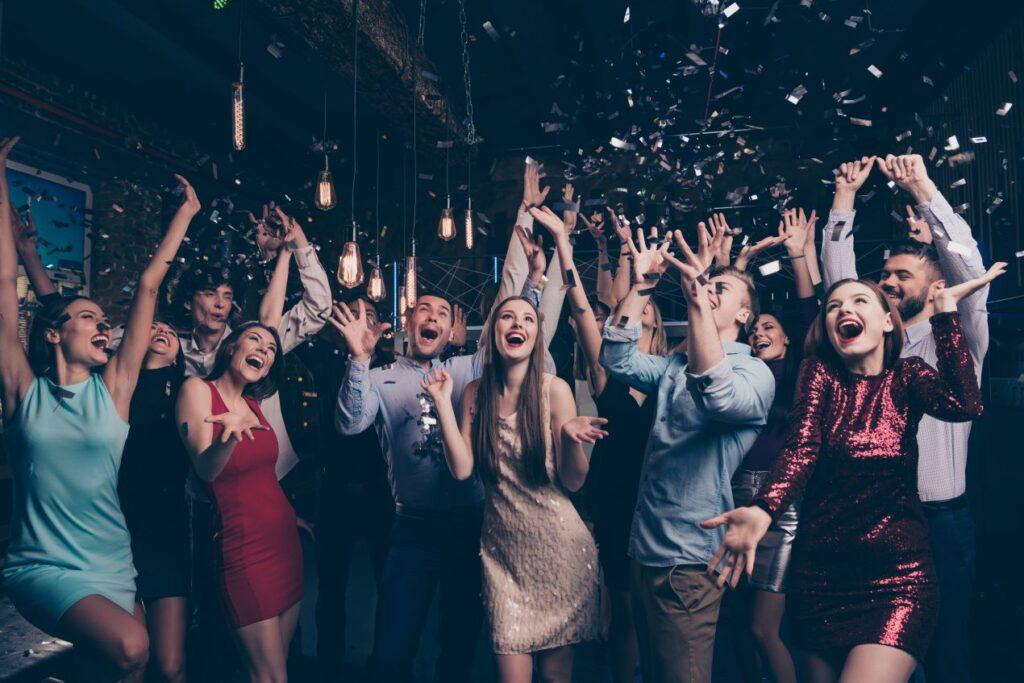 Feiernde Menschen in einer modernen Party-Location, eine Alternative zur klassischen Bauernhof Feier