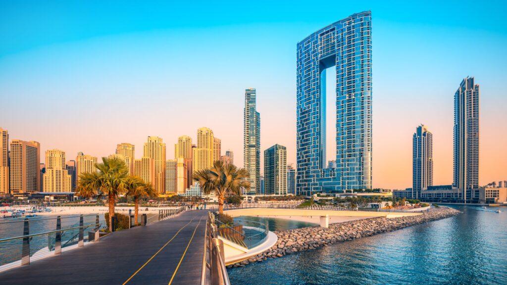 Blick auf Dubai Skyline von Palm Jumeirah mit Brücke.