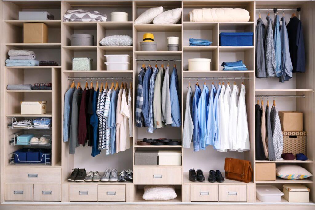 Offene Schrankwand mit Kleidung, Boxen und Schubladen – ideale Inspiration für alle, die einen kleiderschrank kaufen und Platz optimal nutzen wollen