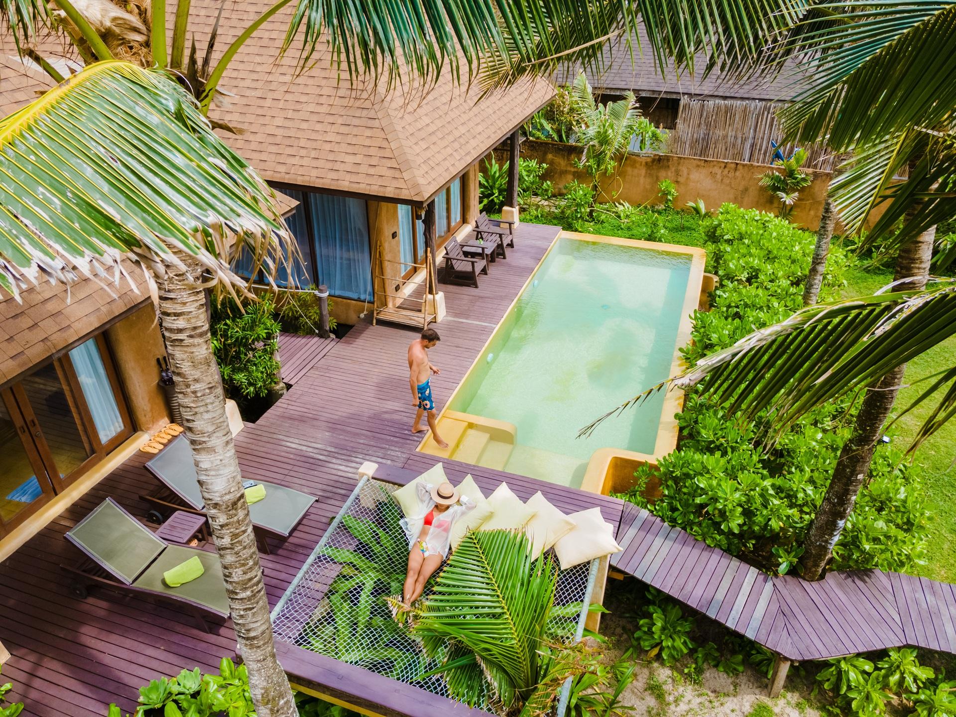 Gartenhaus mit Pool und Palmen | Heizölpreise München