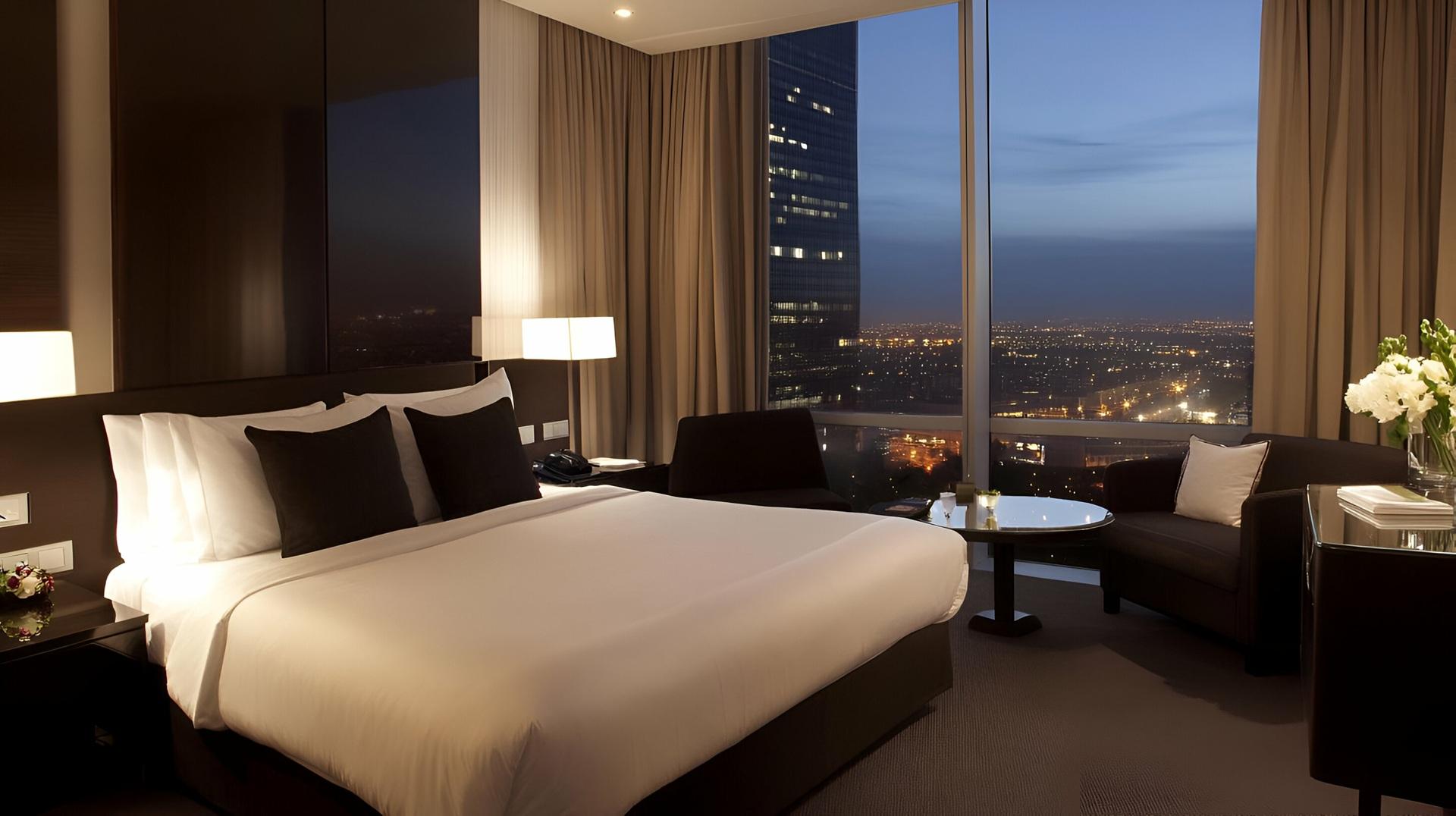 Elegantes Schlafzimmer mit Ausblick bei Nacht | Bettwäsche Baumwolle