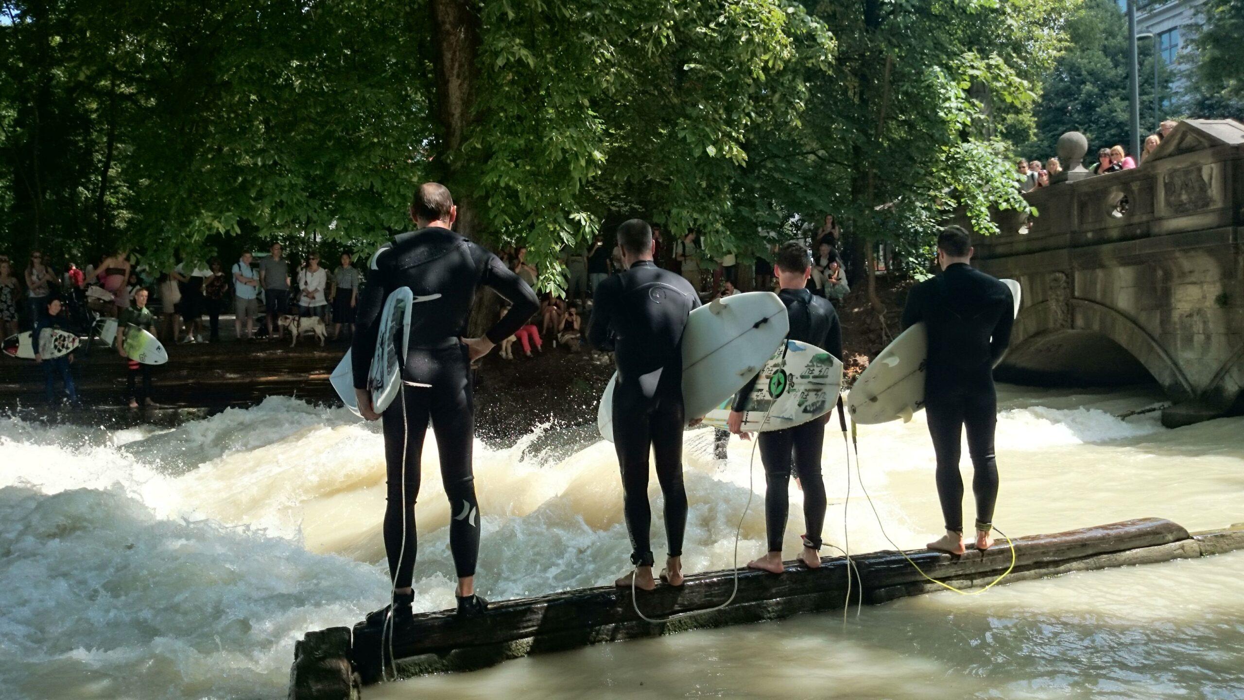 Eisbachsurfer bei der Klassenfahrt München im Englischen Garten