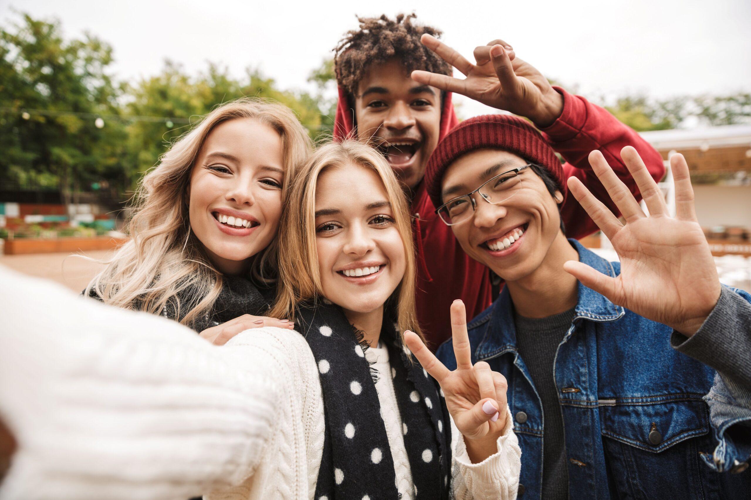 Schülergruppe auf Klassenfahrt München beim gemeinsamen Erlebnis