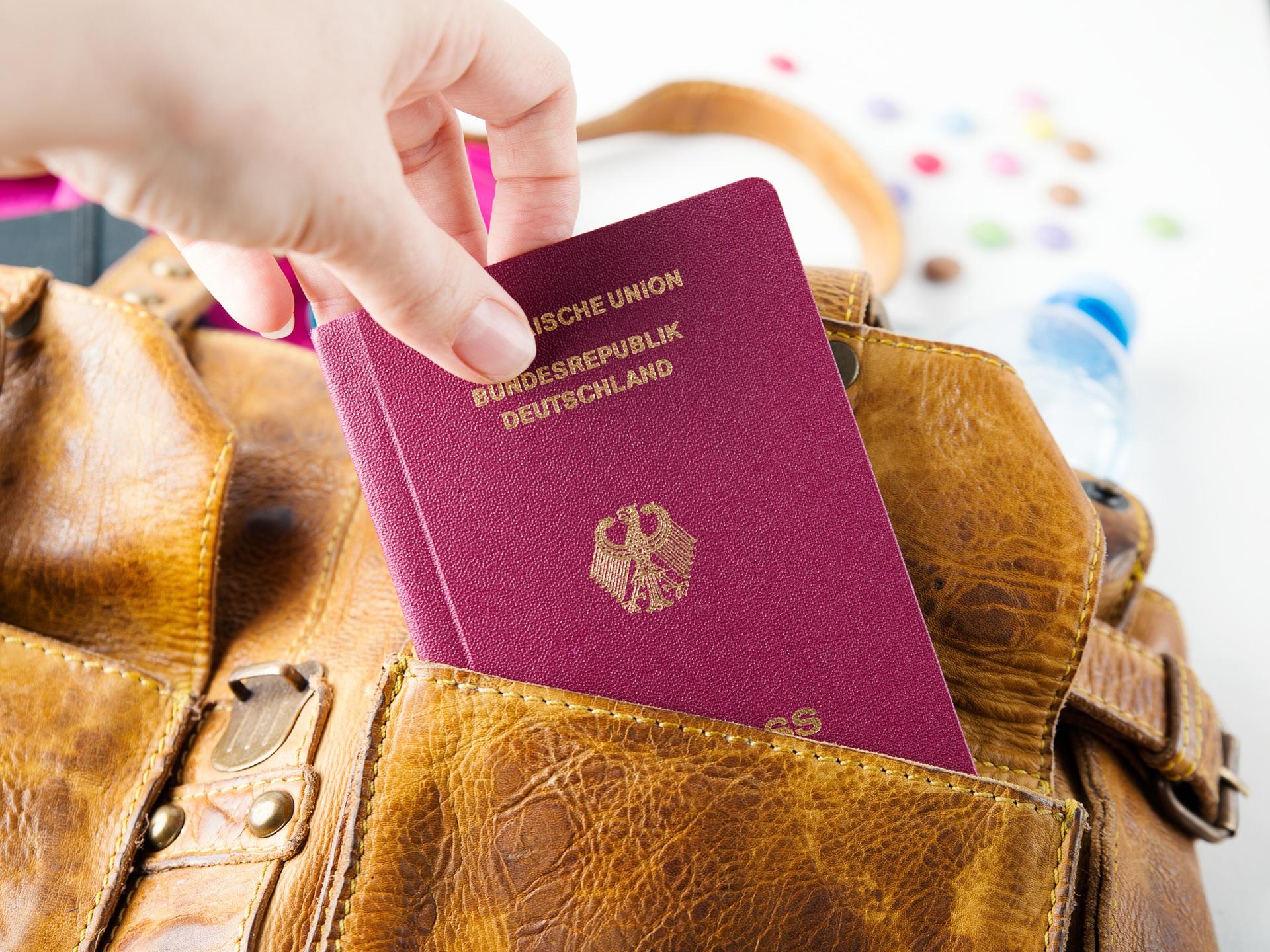 Deutscher Reisepass wird in Tasche gesteckt | Flughafen Shuttle Frankfurt