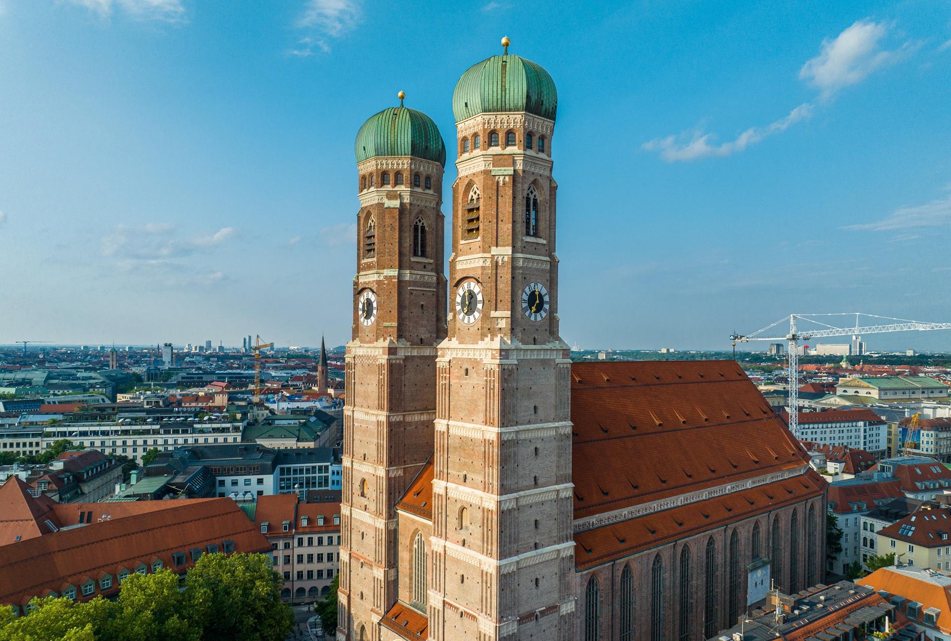 Blick auf die Frauenkirche und Münchner Altstadt | Escort München