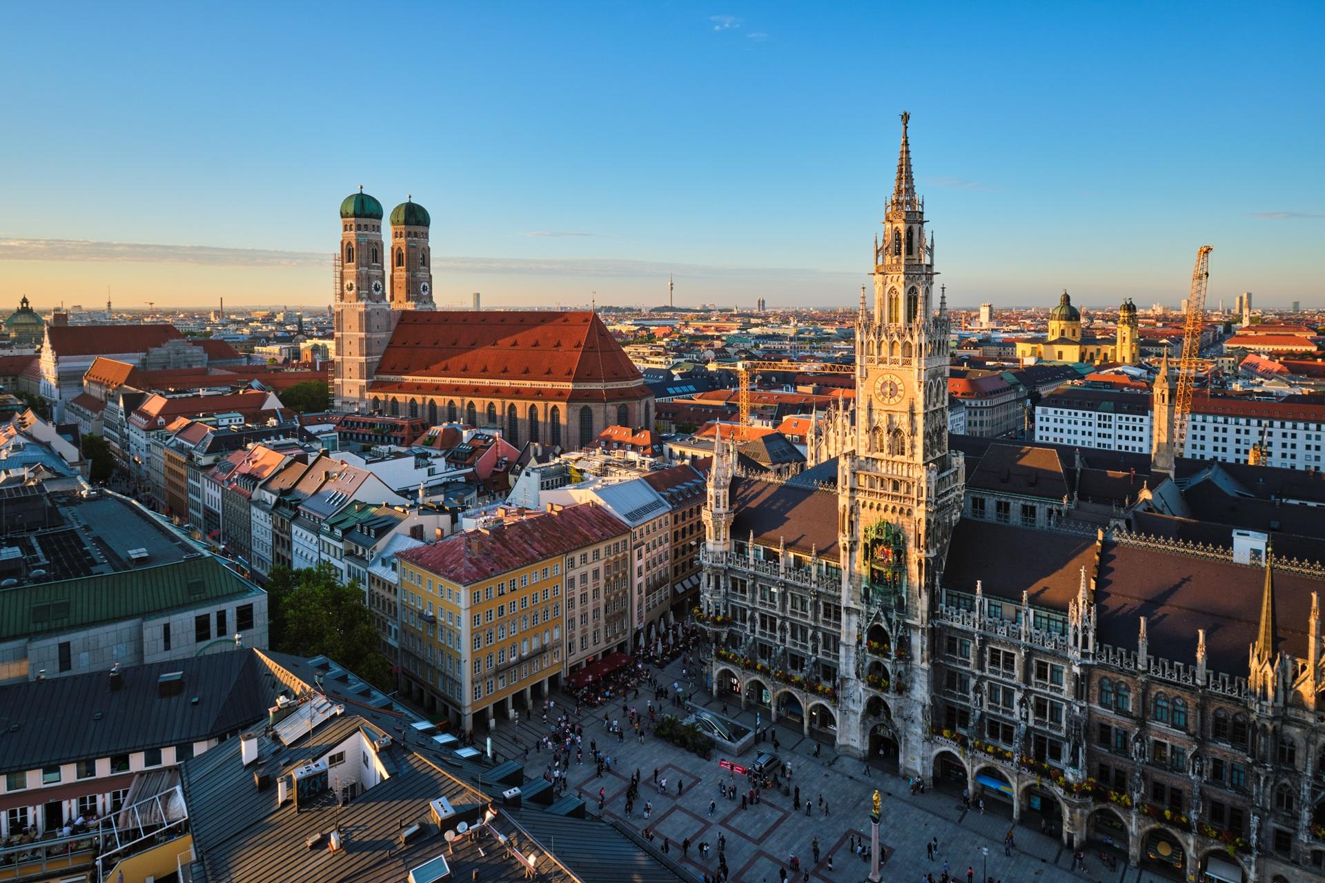 Panoramablick auf Marienplatz mit Rathaus und Frauenkirche | Escort München